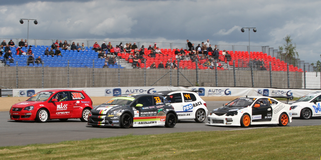 SuperCup klassen byder på ræs med deres 'hårdt' pressede standard gadebiler.
(Foto: Motorsporten.dk)